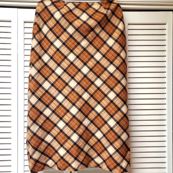 David n stylish skirt. Size 12 - Picture 2 of 8